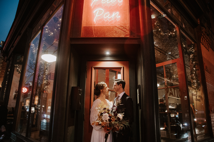 Pernikahan Peter Pan Bistro yang intim ini adalah definisi kenyamanan

 – Beragampengetahuan