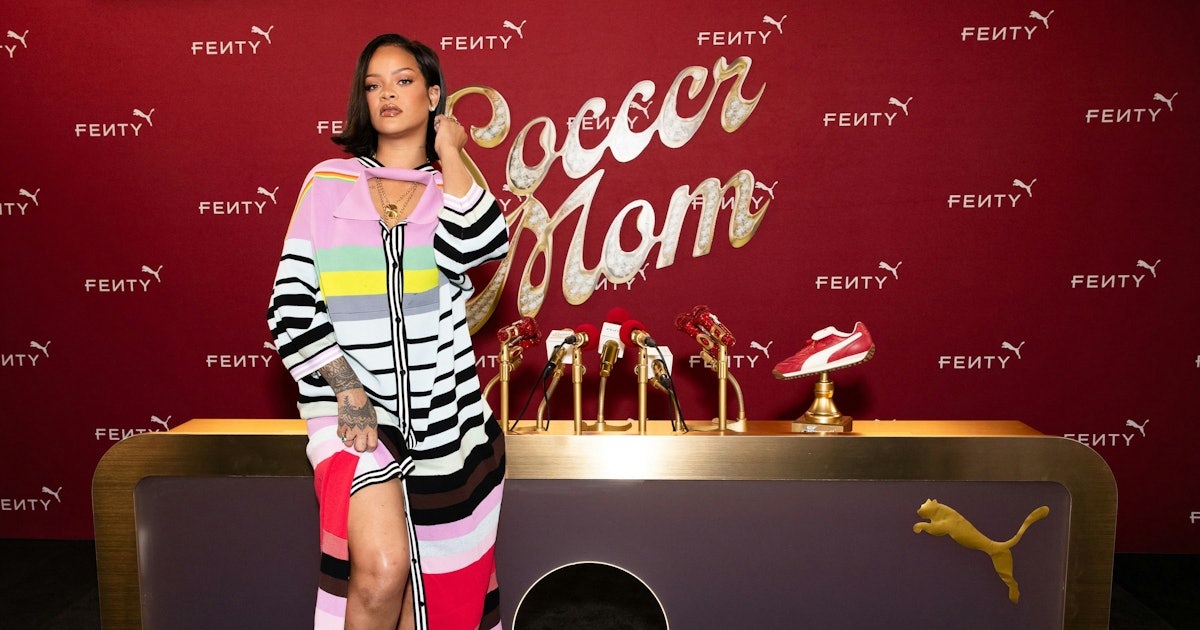 Rihanna membawa gaya ibu sepak bola ke tingkat yang baru dengan gaun sweter yang nyaman ini.

 – Beragampengetahuan