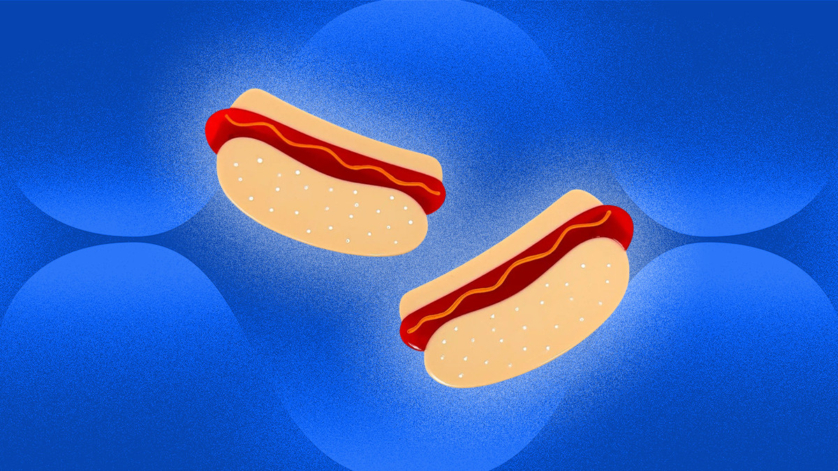 Dua gunting rambut plastik berbentuk hot dog.
