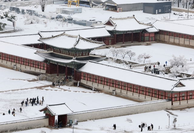 Salju menutupi daerah sekitar kota Kyungbokgung di Jongno-gu, pusat kota Seoul pada hari Rabu, di tengah peringatan salju lebat di ibu kota. (Yonhap)