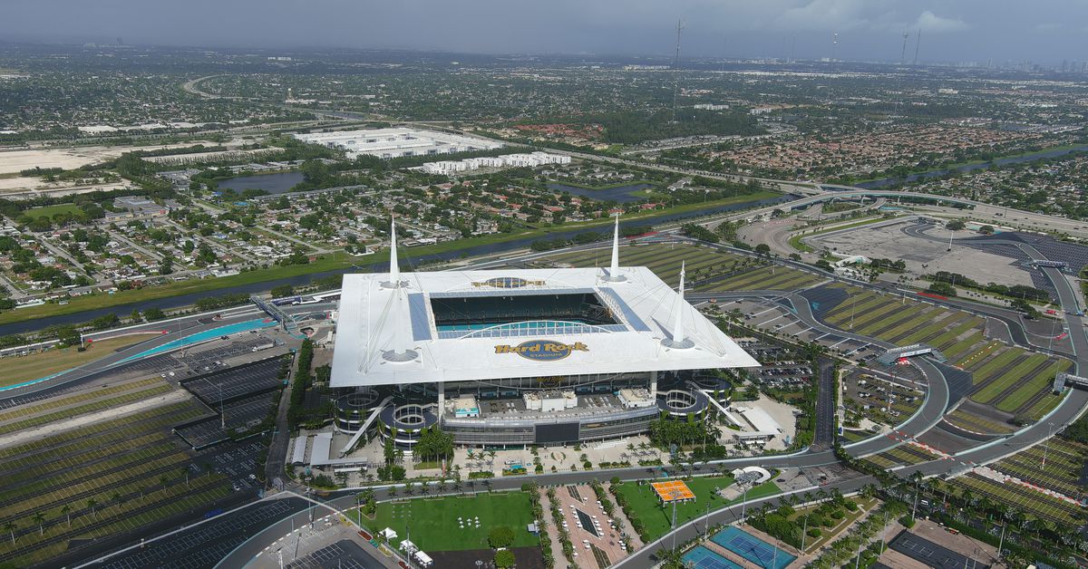 Hal yang bisa dilakukan di sekitar Stadion Hard Rock selama pertandingan Playoff Sepak Bola Perguruan Tinggi.

 – Beragampengetahuan
