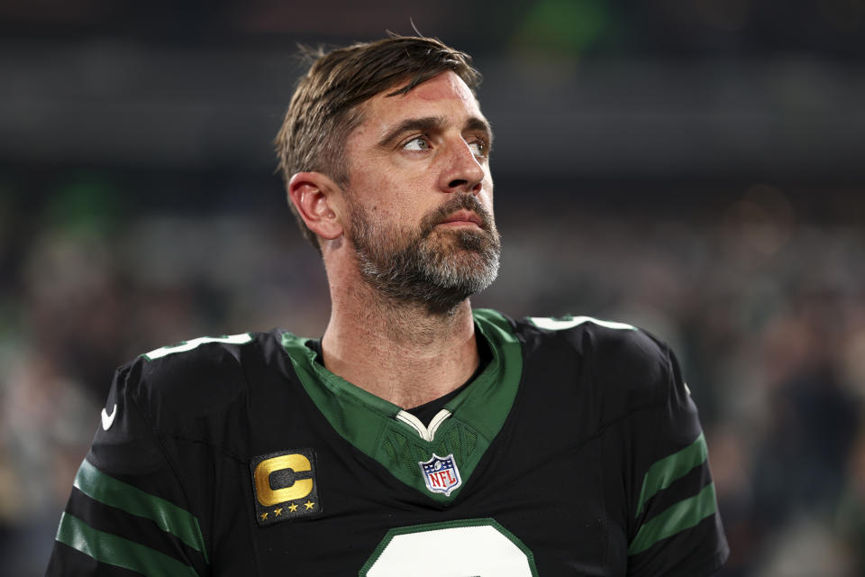 EAST RUTHERFORD, NJ - 31 OKTOBER: Aaron Rodgers #8 dari New York Jets berdiri di pinggir lapangan saat lagu kebangsaan dinyanyikan sebelum pertandingan sepak bola NFL melawan Houston Texans di MetLife Stadium pada 31 Oktober 2024 di East Rutherford, New Jersey (foto Oleh Kevin Sabitus/Getty Images)