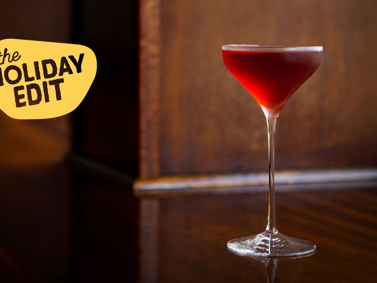 Foto gelas cocktail yang dilapis dengan gambar bertuliskan 