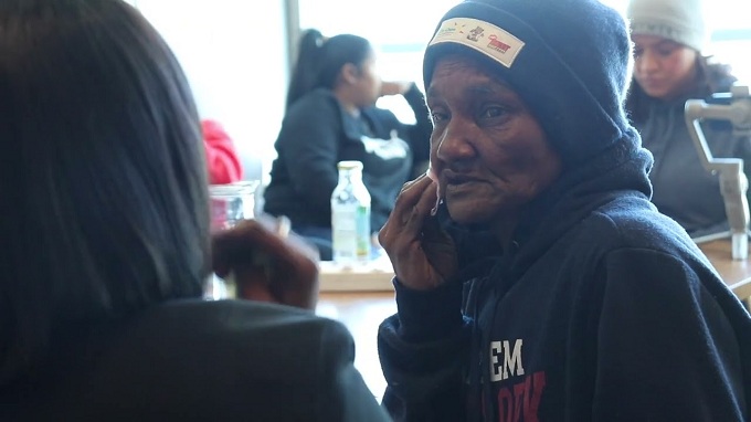 Ibu tunawisma bertemu kembali dengan putrinya setelah 26 tahun

 – Beragampengetahuan