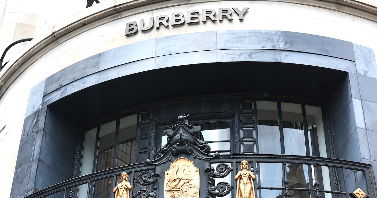 Minggu ini: Burberry kembali ke hal mendasar lagi.

 – Beragampengetahuan