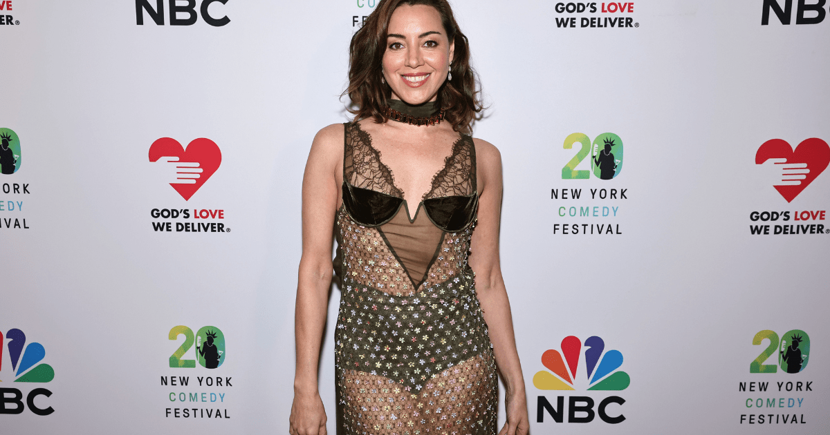 Aubrey Plaza meninggalkan sedikit imajinasi dalam Gaun Super Tipis.

 – Beragampengetahuan