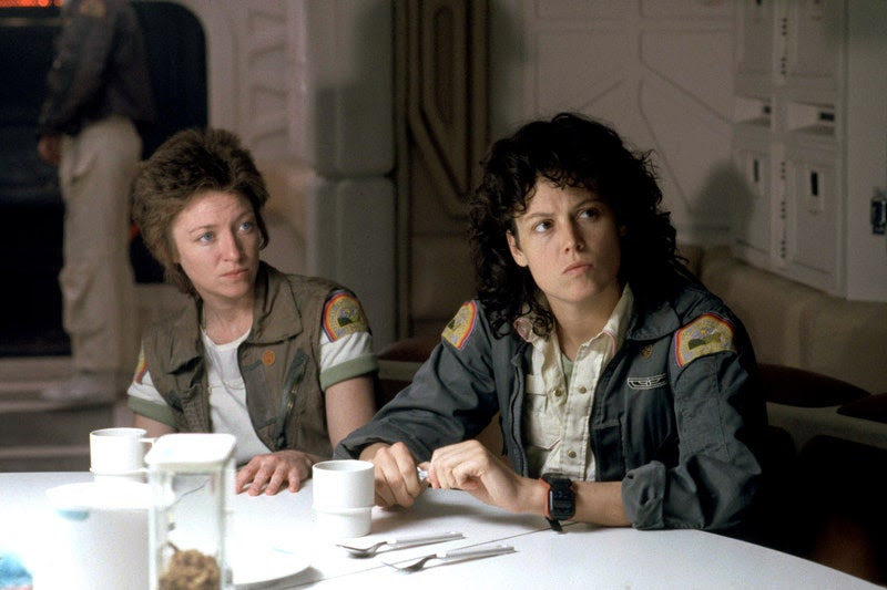 Gambar mungkin berisi: Sigourney Weaver, Veronica Cartwright, cangkir, dewasa, orang, remaja, pisau, sendok, meja dan furnitur Gambar mungkin berisi: Sigourney Weaver, Veronica Cartwright, cangkir, dewasa, orang, remaja, pisau, sendok, meja dan furnitur