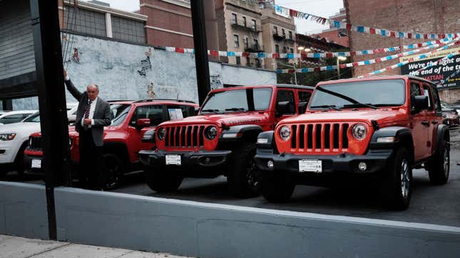Foto Jeep dijual di dealer. 
