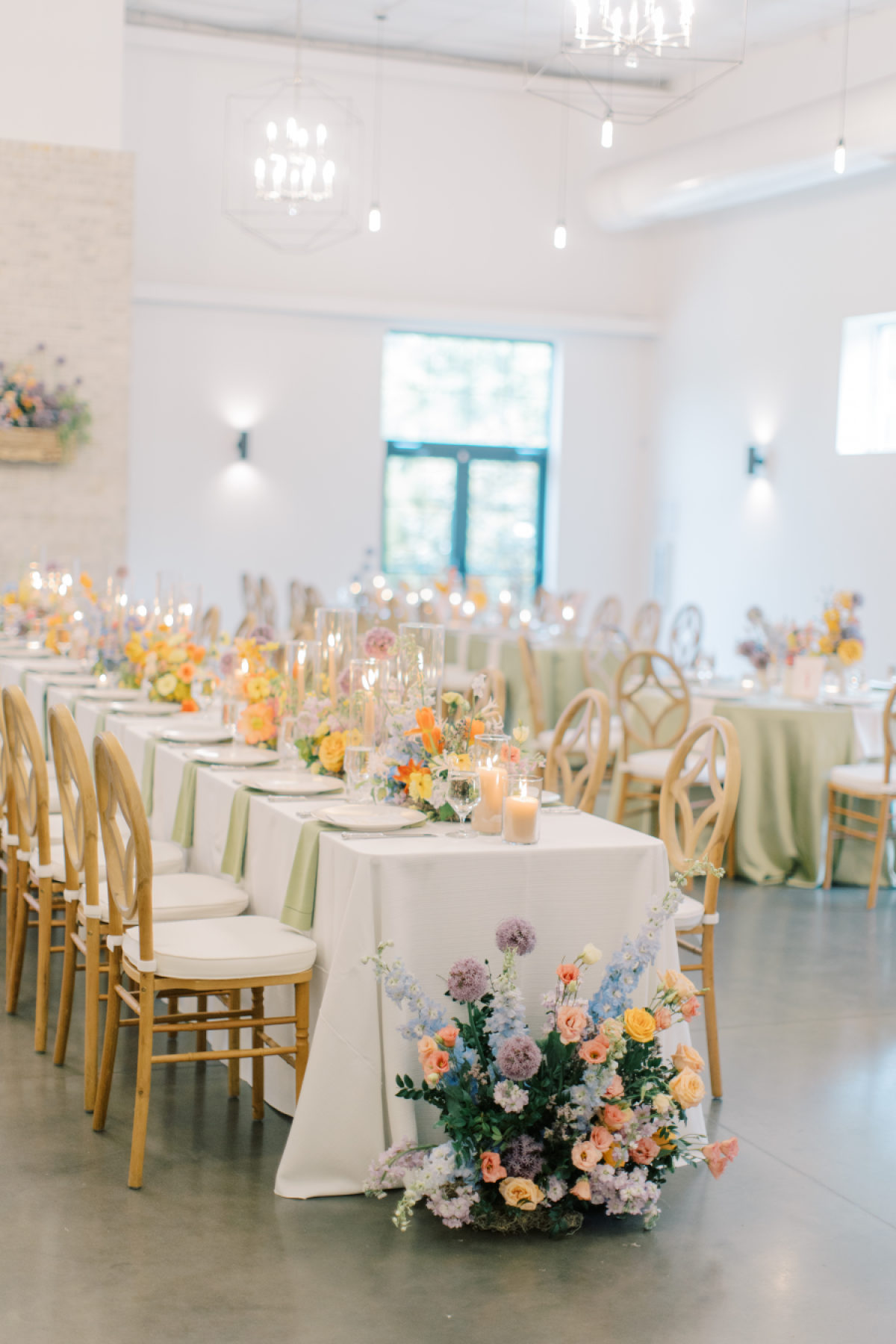 Pernikahan “musim semi yang meriah” lengkap dengan motif bunga yang menyenangkan dan tekstur yang tak terduga di Maxwell Hotel

 – Beragampengetahuan