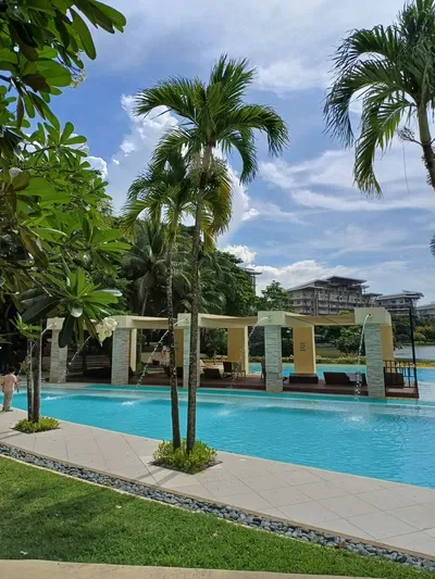 Kolam renang di Pico de Loro