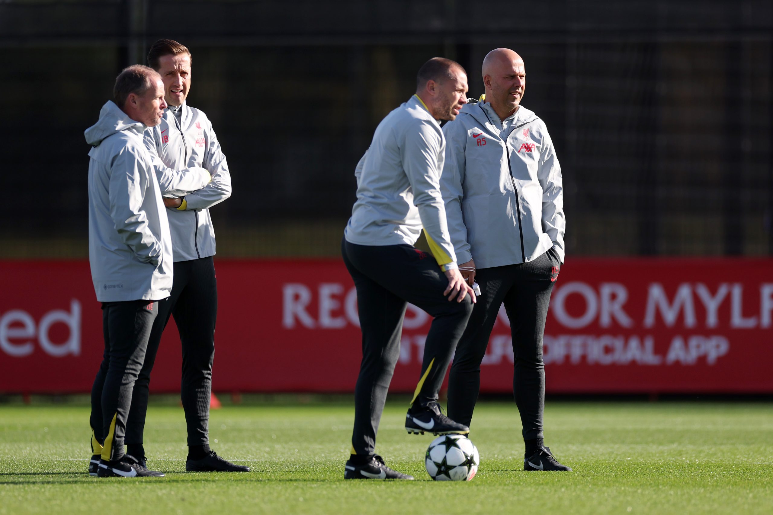 Arne Slot mungkin akan membawa pemain berusia 33 tahun itu ke Liverpool setelah pesan perpisahan yang emosional

 – Beragampengetahuan