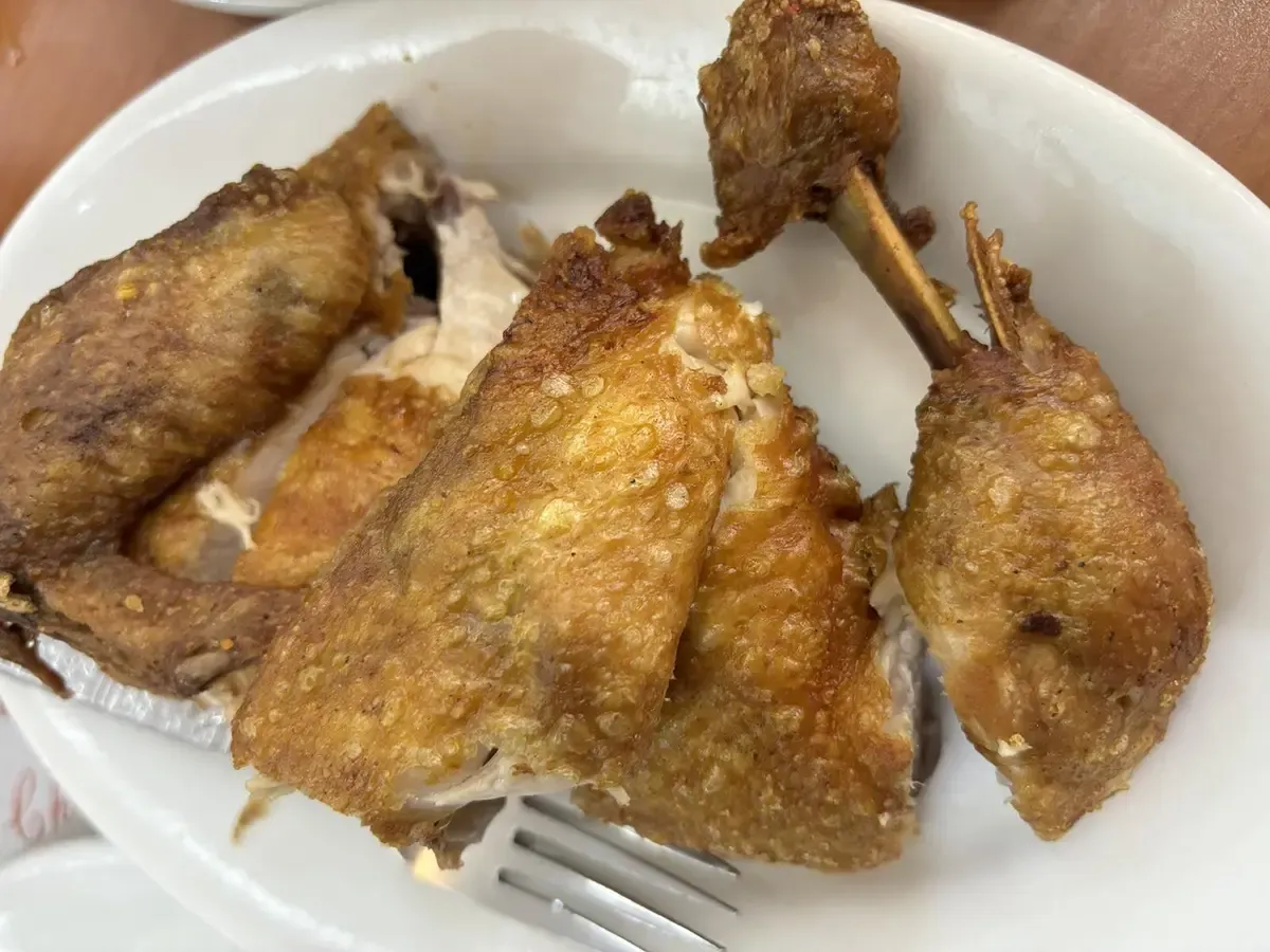 Ayam goreng di restoran Dori