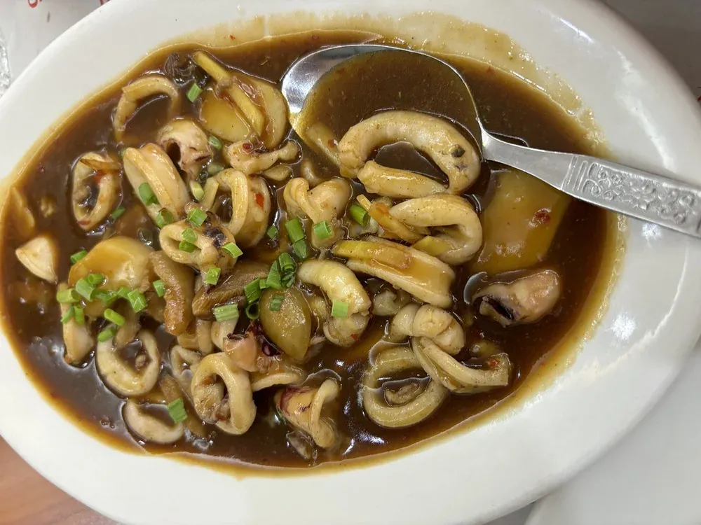 Tumis Cumi dengan Saus Kumpao di Dory's Restaurant