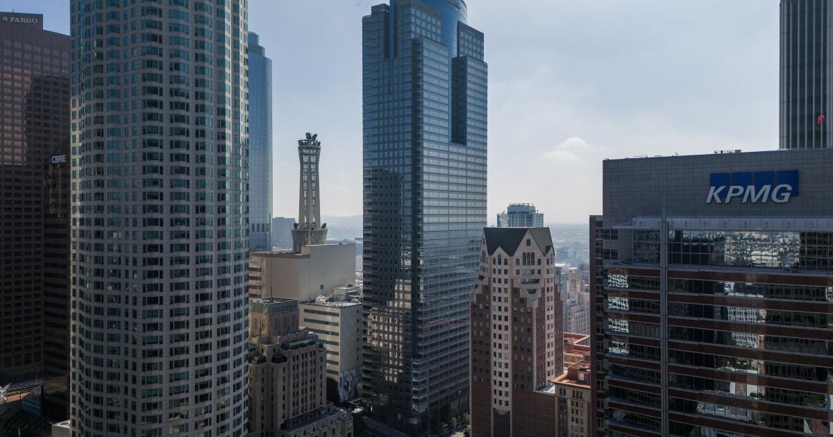 Los Angeles County akan membeli gedung pencakar langit di pusat kota untuk kantor pusat baru, meskipun Hahn mengatakan ‘sama sekali tidak’

 – Beragampengetahuan