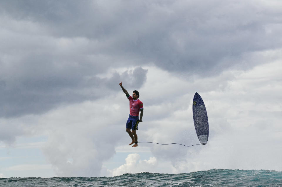 Gabriel Medina dari Brasil bereaksi setelah dihantam ombak besar pada babak kelima selancar putra babak 3 Olimpiade Paris 2024 di Teahupo'o di pulau Tahiti di Polinesia Prancis pada 29 Juli 2024 (Foto oleh Jerome Bruillet / AFP)