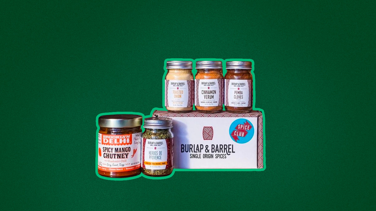 Lihatlah tiga botol di atas dari kain goni & amp; Kotak di samping toples herbes de provence dan chutney mangga Brooklyn Delhi. 