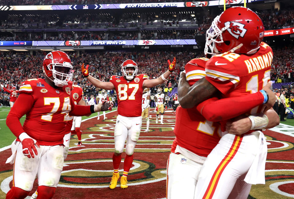 LAS VEGAS, NV - 11 FEBRUARI: Mecole Hardman Jr. #12 dari Kansas City Chiefs merayakan bersama Patrick Mahomes #15 dan rekan satu timnya setelah mencetak touchdown penentu kemenangan untuk mengalahkan San Francisco 49ers 25-22 selama Super Bowl LVIII di Allegiant Stadium pada 11 Februari 2024 di Las Vegas, Nevada (Foto oleh Ezra Shaw/Getty Images)