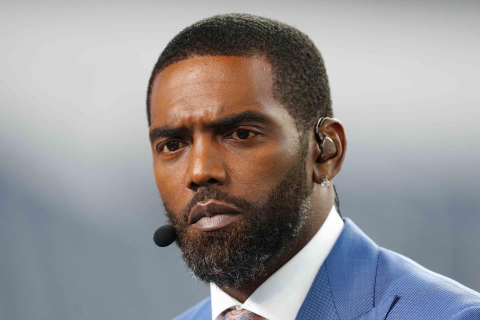 17 Januari 2022; Inglewood, Kalifornia, Amerika Serikat; Randy Moss di ESPN Monday Night Countdown sebelum pertandingan playoff sepak bola NFC Wild Card antara Los Angeles Rams dan Arizona Cardinals di SoFi Stadium. Kredit Wajib: Kirby Lee-USA TODAY Sports