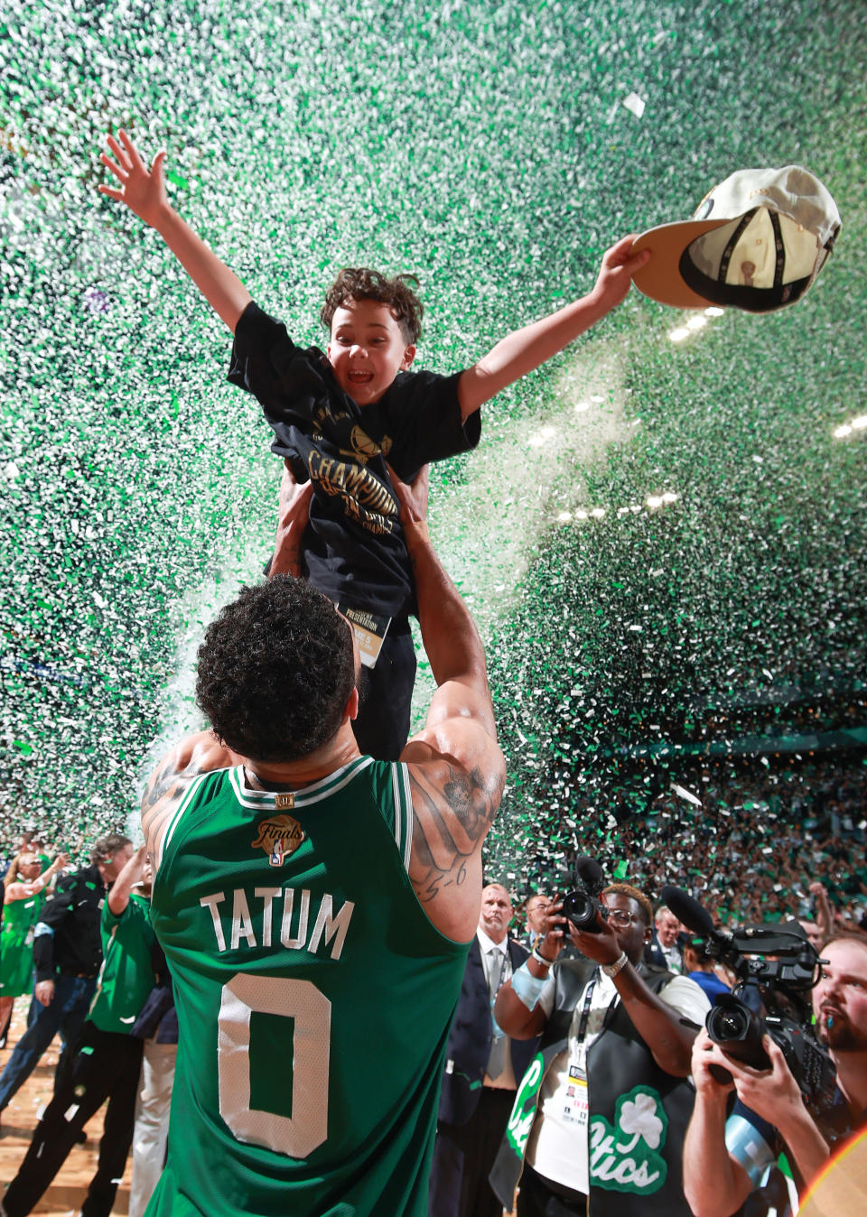 BOSTON, MA – 17 JUNI: Jayson Tatum #0 dari Boston Celtics merayakan bersama Deuce Tatum setelah memenangkan Kejuaraan NBA 2024 melawan Dallas Mavericks selama Game 5 Final NBA 2024 pada 17 Juni 2024 di TD Garden di Boston, Massachusetts. (Foto oleh Nathaniel S. Butler/NBAE melalui Getty Images)