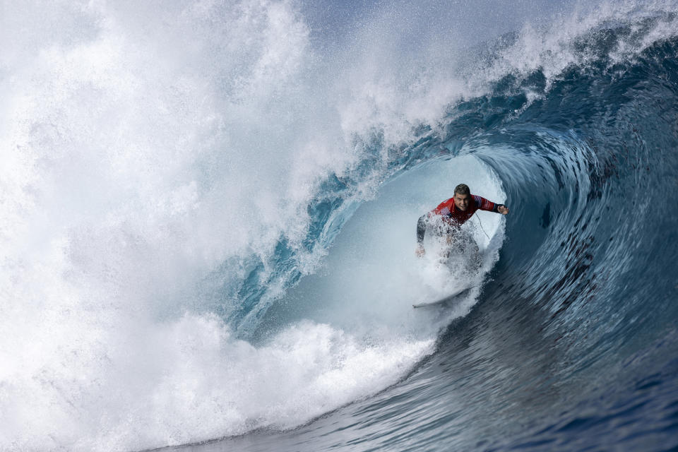 TEAHUPO'O, POLINESIA PERANCIS - 30 MEI: Cole Houshmand dari Amerika Serikat berkompetisi di Babak 16 Besar di SHISEIDO Tahiti Pro pada 30 Mei 2024 di Teahupo'o, Polinesia Prancis ( Foto oleh Sean M. Haffey/Getty Images)
