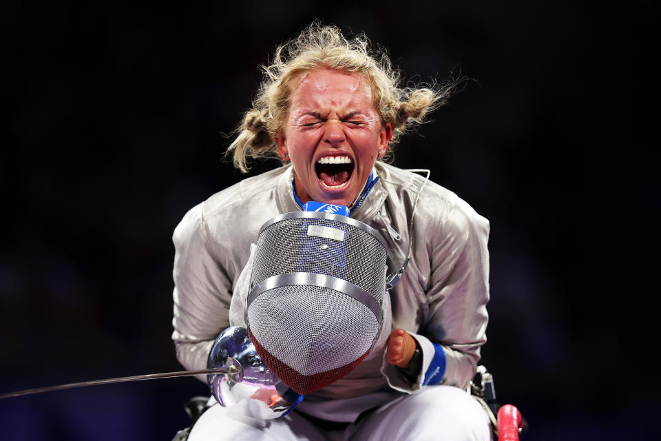 PARIS, PRANCIS - 03 SEPTEMBER: Kinga Dróżdż dari Tim Polandia bereaksi setelah mengalahkan Éva Hajmási dari Tim Hongaria di semifinal Sabre A Wanita, game 39, pada hari keenam Paralimpiade Musim Panas 2024 di Paris di Grand Palais pada 3 September , 2024 di Paris, Prancis (Foto oleh Steph Chambers/Getty Images)