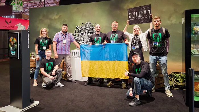 Beberapa anggota tim GSC memegang bendera Ukraina