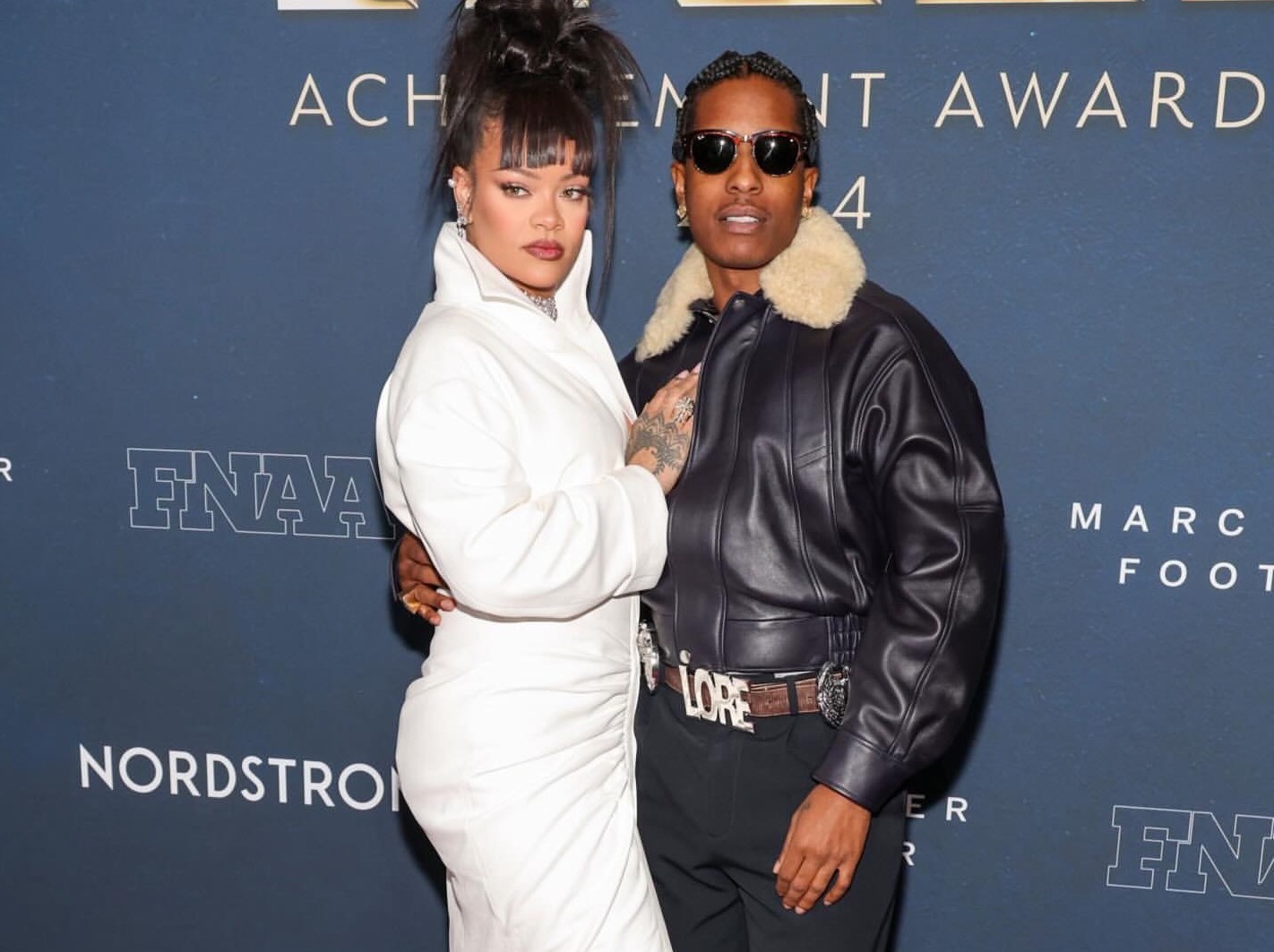Rihanna dan ASAP Rocky menghadiri Footwear News Awards dengan jaket kulit Phoebe Philo putih custom + hitam.

 – Beragampengetahuan