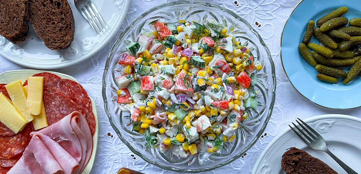 Resep Salad Kepiting Rusia untuk salad stik kepiting Soviet yang penuh nostalgia

 – Beragampengetahuan