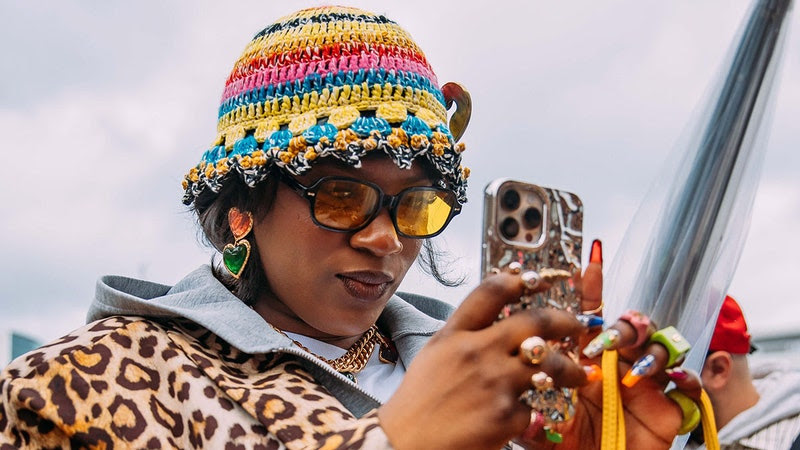 Gambar mungkin berisi: dewasa, orang, perhiasan, kacamata gelap, fotografi, tas, tas, pakaian, topi, wajah, kepala dan Happy Gambar mungkin berisi: dewasa, orang, perhiasan, kacamata gelap, fotografi, tas, tas, pakaian, topi, wajah, kepala dan Happy