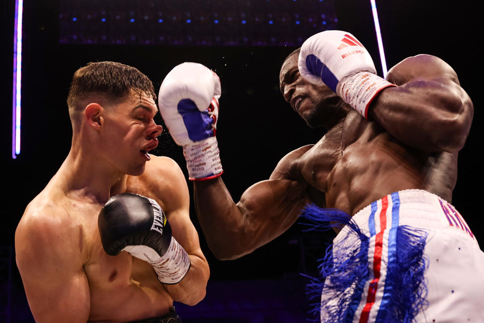 LONDON, INGGRIS – 15 JUNI: Richard Reakporhe menghadapi Chris Billam-Smith dalam pertarungan Kejuaraan Kelas Penjelajah Dunia WBO di Selhurst Park pada hari Senin pada tanggal 15 Juni 2024 di London, Inggris (Foto oleh Richard Heathcote/Getty Images)