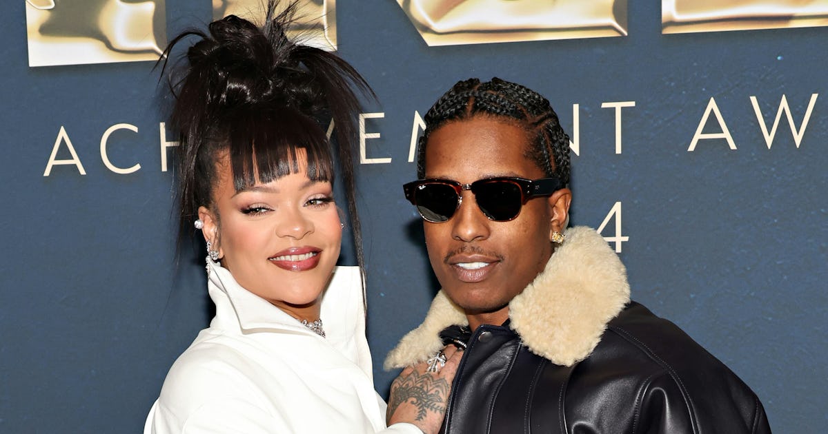 Rihanna mengenakan gaun kulit terbuka untuk kencan karpet merah bersama A$AP Rocky.

 – Beragampengetahuan