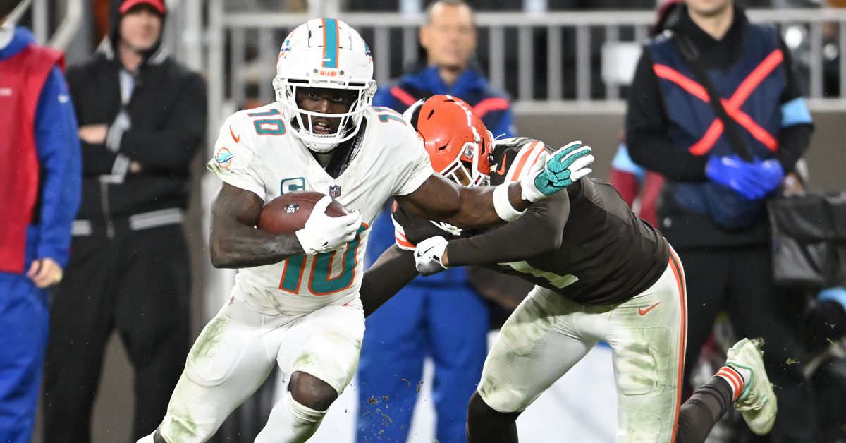Perdagangan Tyreek Hill akan dibatasi oleh rincian kontraknya.

 – Beragampengetahuan