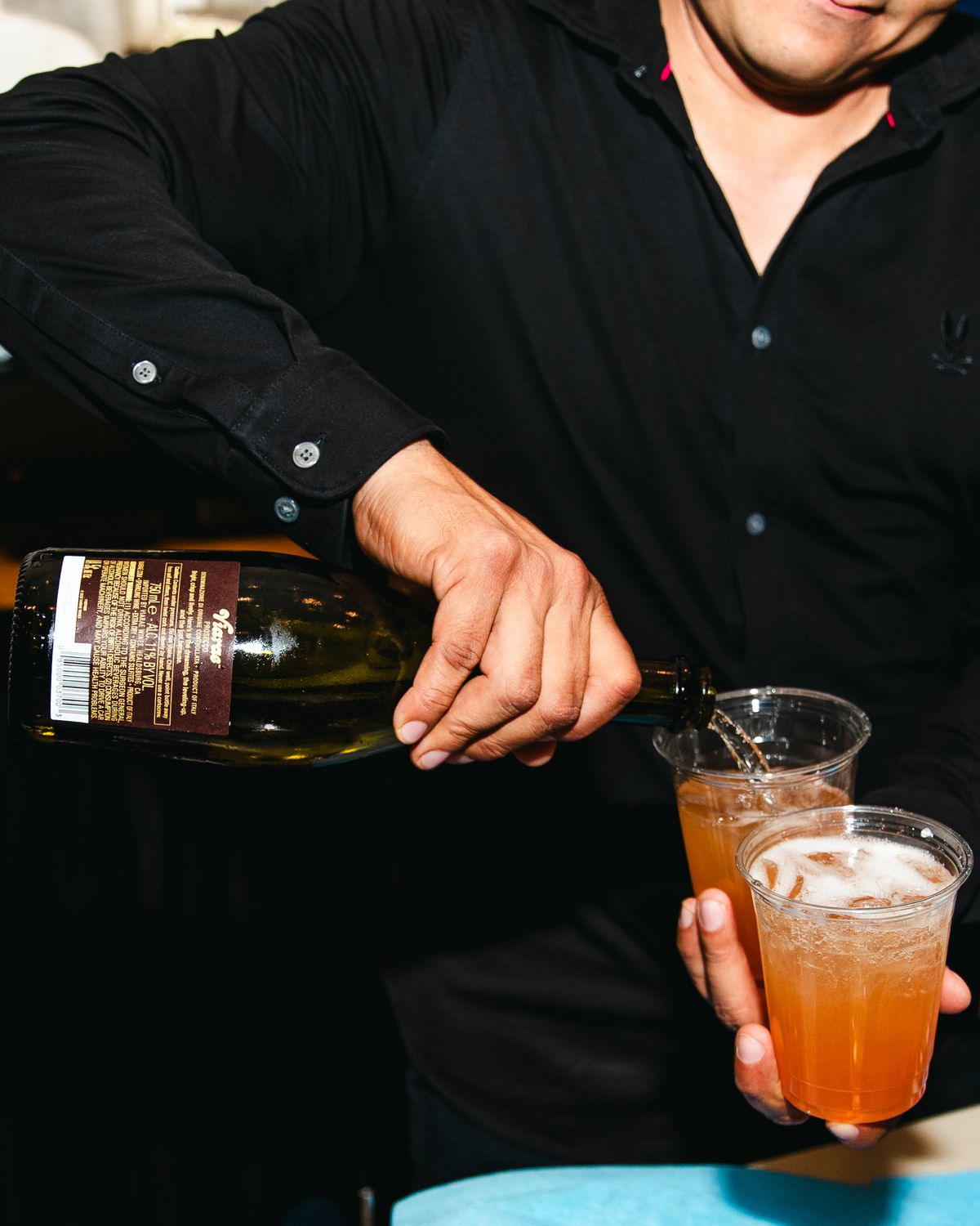 Seorang bartender menuangkan prosecco Viaras Issa Rae ke dalam gelas.