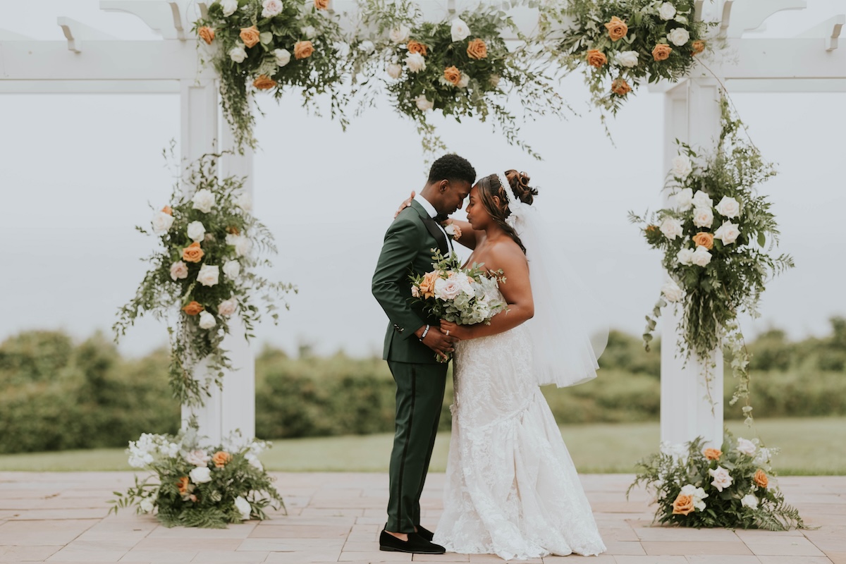 Pernikahan bernuansa alam di akhir pekan di Oceancliff Hotel di Newport, Rhode Island, merayakan cinta dan keluarga

 – Beragampengetahuan