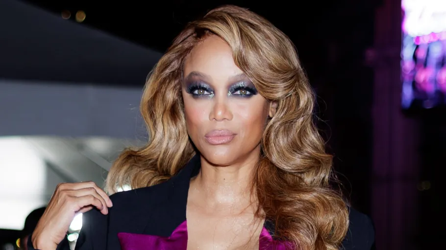 Karena api liar, Tyra Banks mencoba menghentikan air mata.

 – Beragampengetahuan