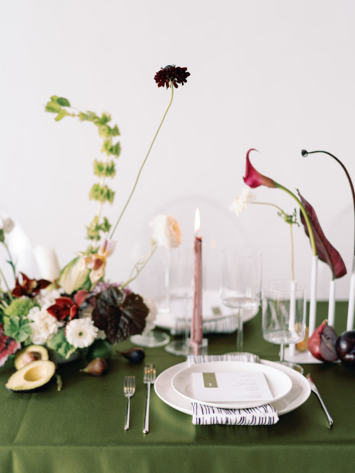 Motif bunga pahatan dan dimensi arsitektur menjadi pusat perhatian dalam pembuka pernikahan ini

 – Beragampengetahuan