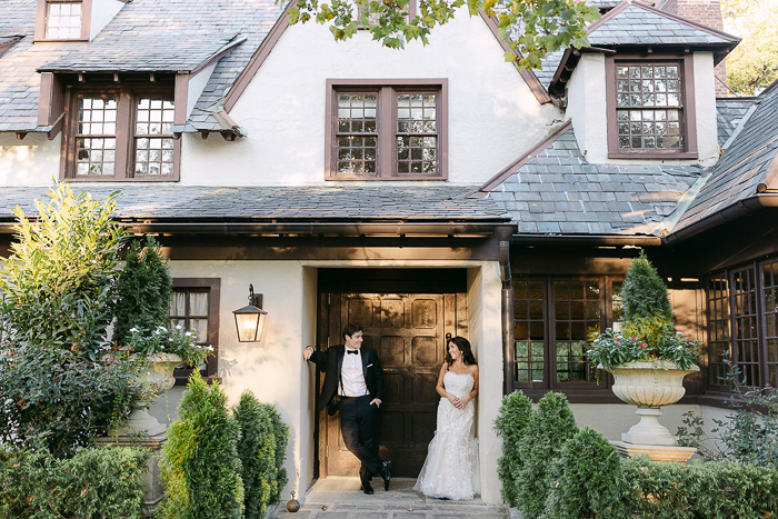 Pernikahan romantis ini menampilkan hampir 100 rangkaian bunga yang disiapkan dan dibuat oleh ibu mempelai wanita.

 – Beragampengetahuan