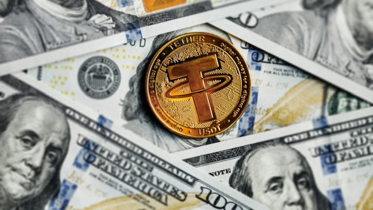 Vc Chamath Palihapitiya memperkirakan adopsi stablecoin akan menantang duopoli Visa dan Mastercard pada tahun 2025