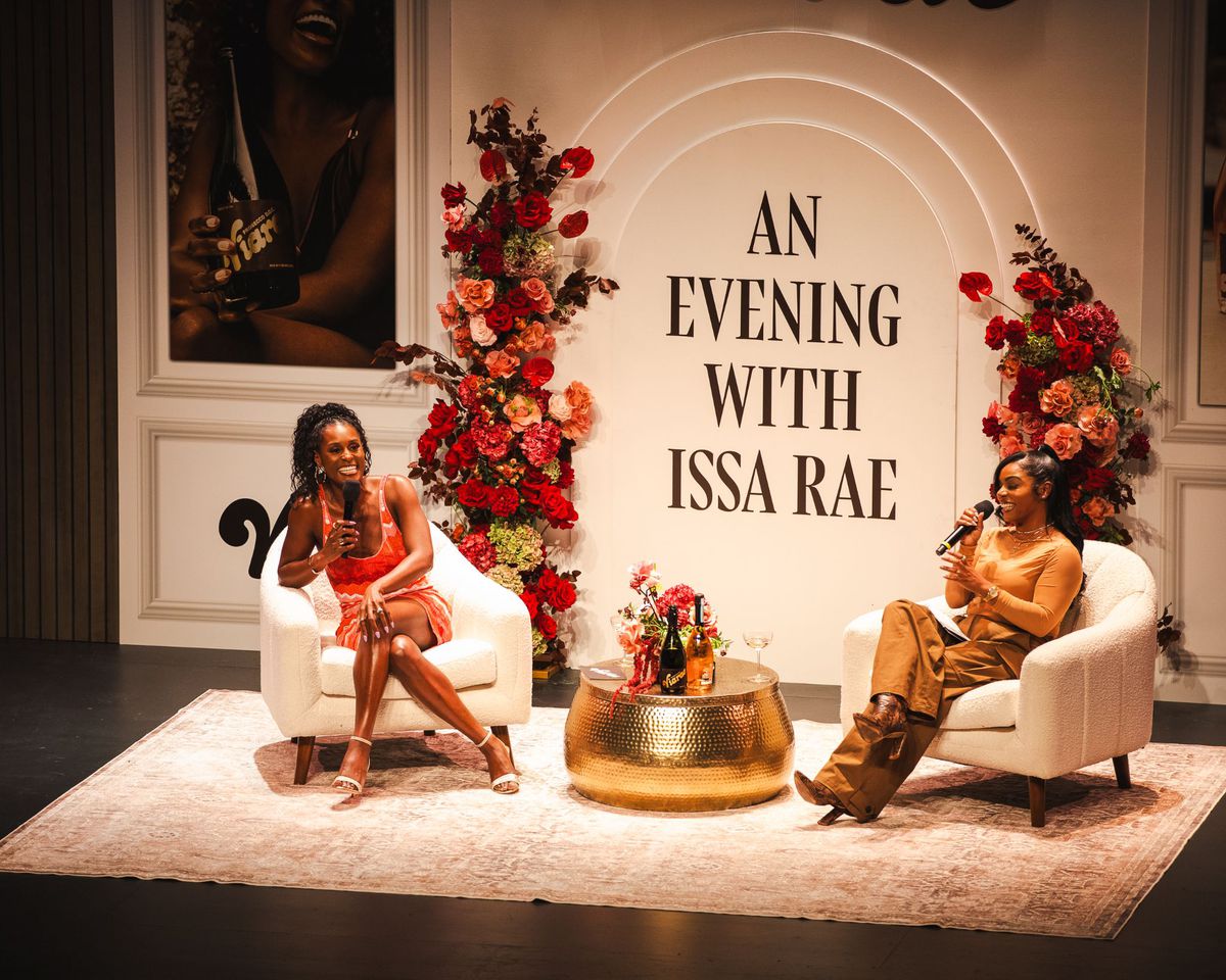 Issa rae tertawa saat naik panggung bersama Keisha Nicole di pusat hobi tempatnya berdiri 