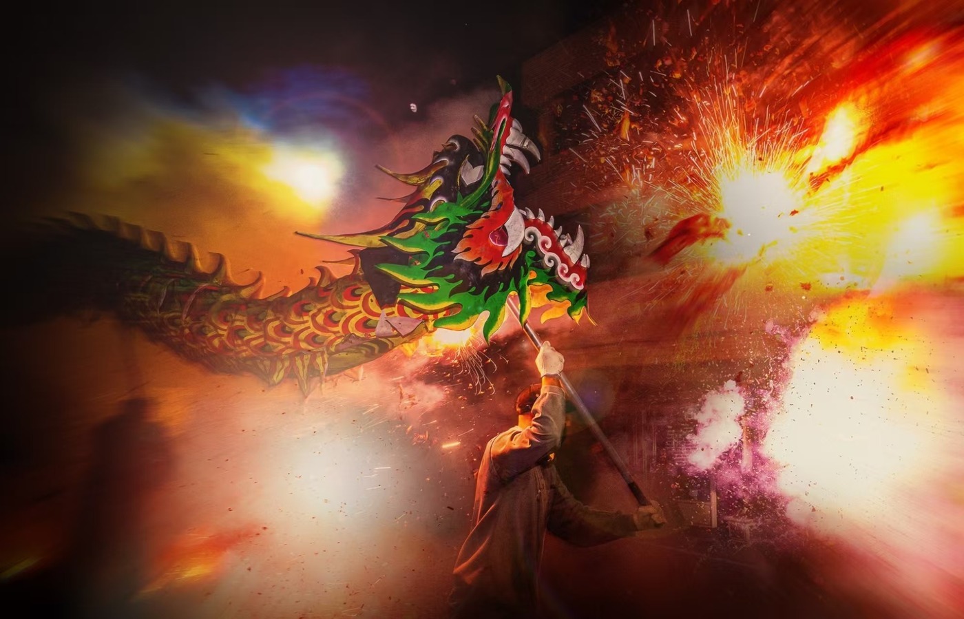 Pedagang dan penduduk melempar petasan ke naga yang menguntungkan, melambangkan bahwa