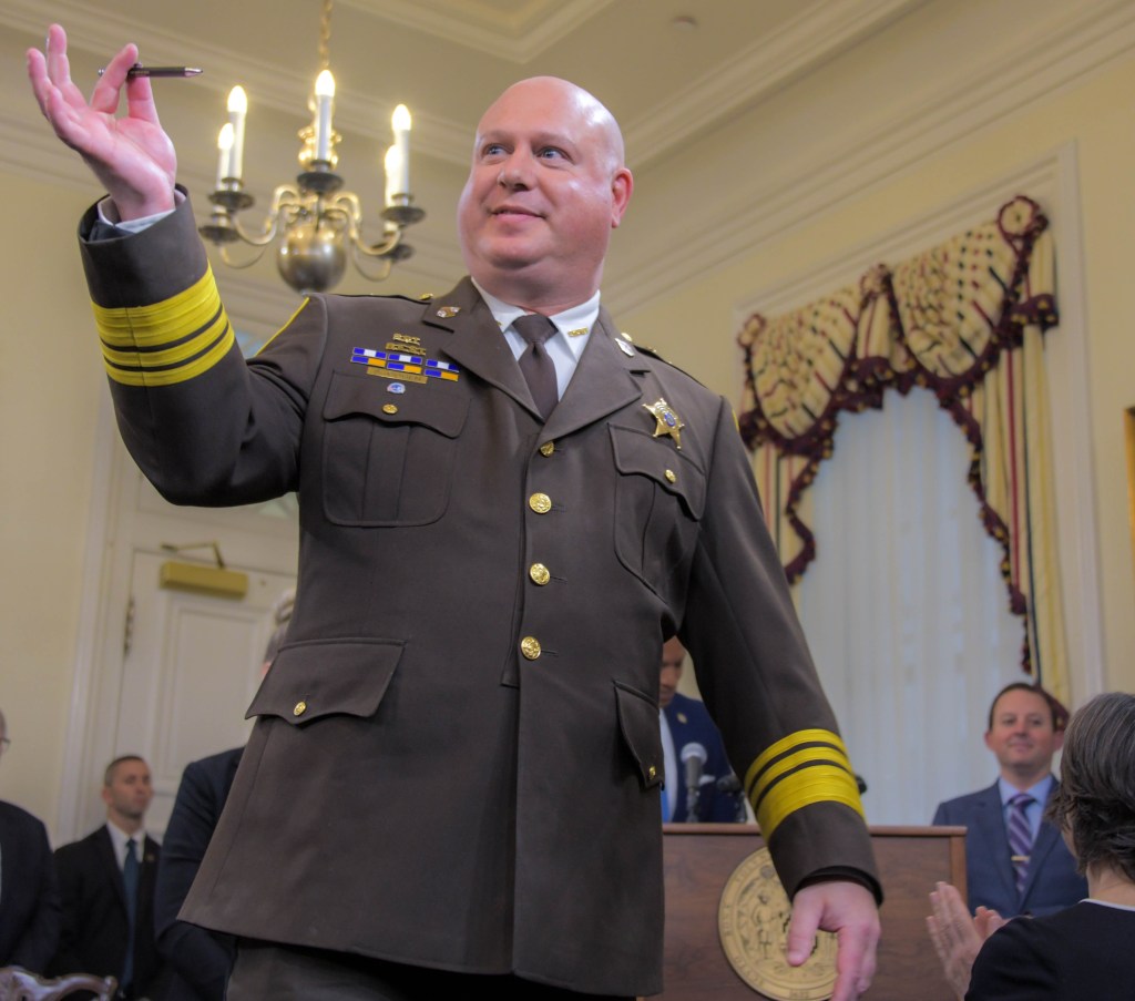 Staf baller membayar lebih dari 2,2 juta dolar.

 – Beragampengetahuan