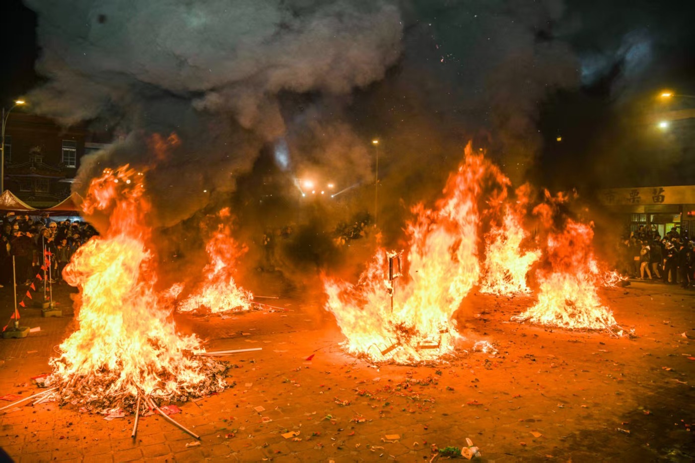 Bab terakhir dari bom naga tahap ketujuh [Ascension of the Dragon]: Setelah menerima pembaptisan terakhir petasan, naga keberuntungan itu dinyalakan oleh api suci, yang pertama kali dinyalakan oleh kepala pejabat melalui dokumen ritual. Ketika asap naik ke langit, dewa naga naik ke alam surga.