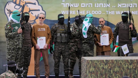 Hamas menempatkan tiga sandera Israel lagi sebagai bagian dari kesepakatan gencatan senjata - video