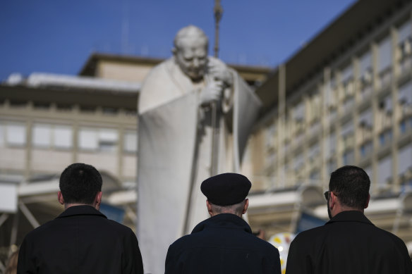 Imam itu berdoa di depan Agostino Gemelli Docklins di patung John Paul II Roma.
