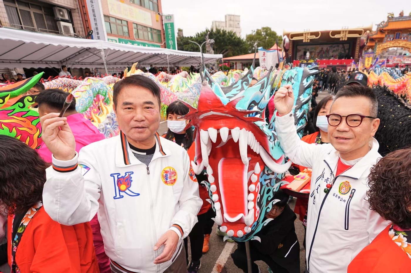 Pemboman Naga Tahap Ketujuh [Dragon Eye Dotting] Melalui upacara pengabdian, pejabat yang mengejutkan-Zhong Kang-kang-, pengadilan distrik Kabupaten Miari dan Walikota Yu Wen-Chung, dengan hormat menyambut garis keturunan dewa naga, memberikan roh sakral ritual bom naga.