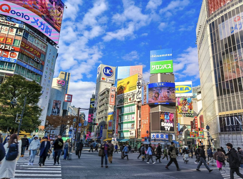 Jalan Tokyo Japan memiliki langit yang penuh warna