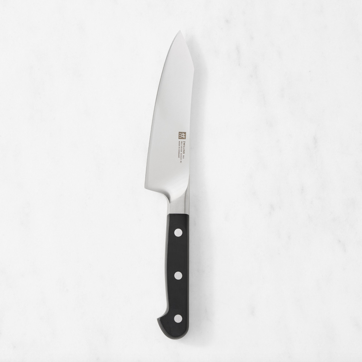 Zwilling untuk mengguncang pisau santoku (5,5 inci).