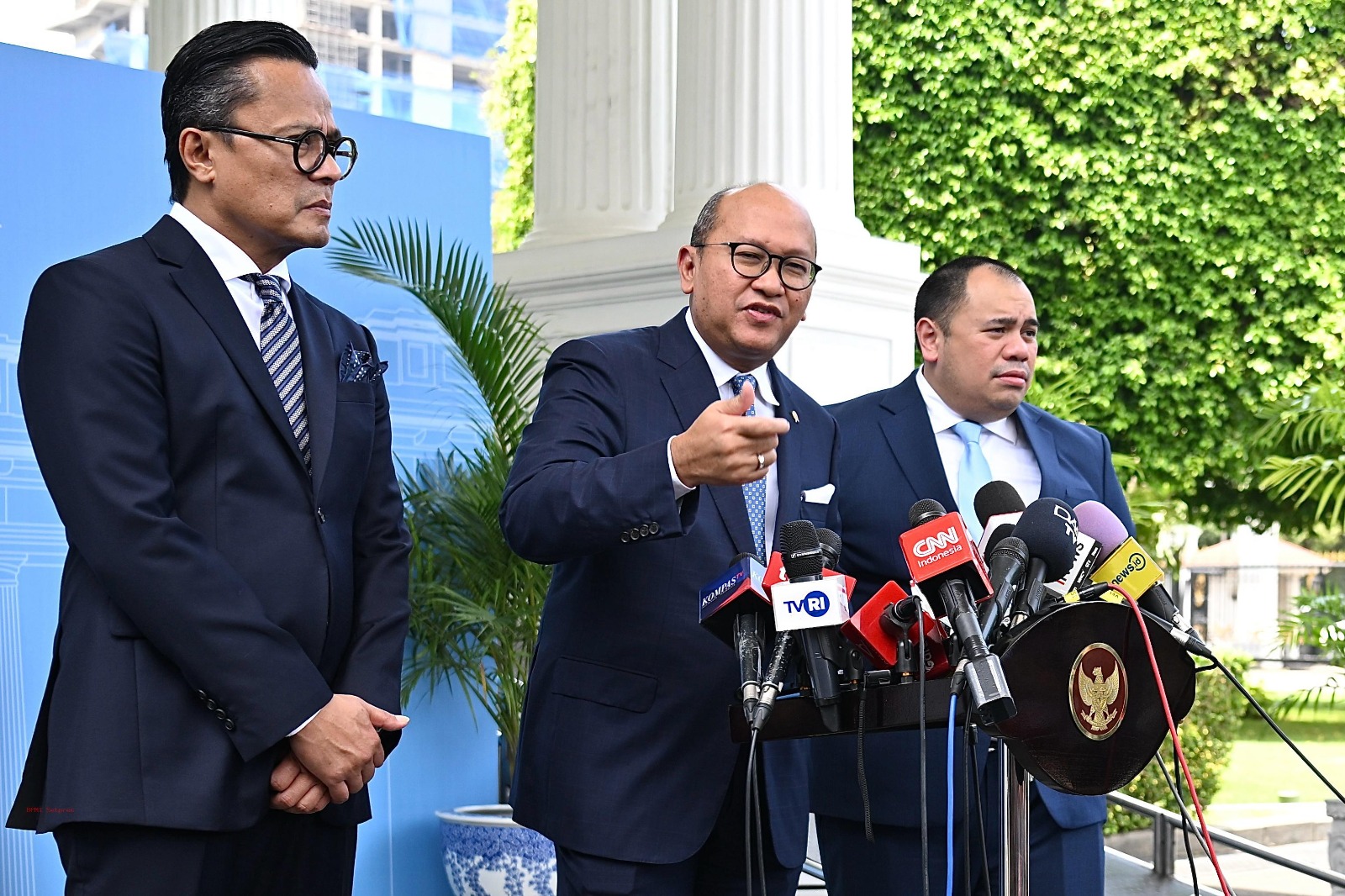 Dan di antara: ini politik, bodoh!

 – Beragampengetahuan