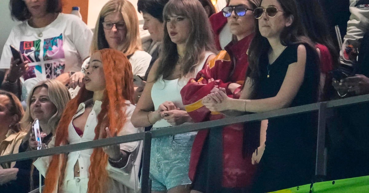 Taylor Swift berteriak berat dari sekelompok orang banyak, sementara dia menyaksikan pemimpin Super Bowl.

 – Beragampengetahuan
