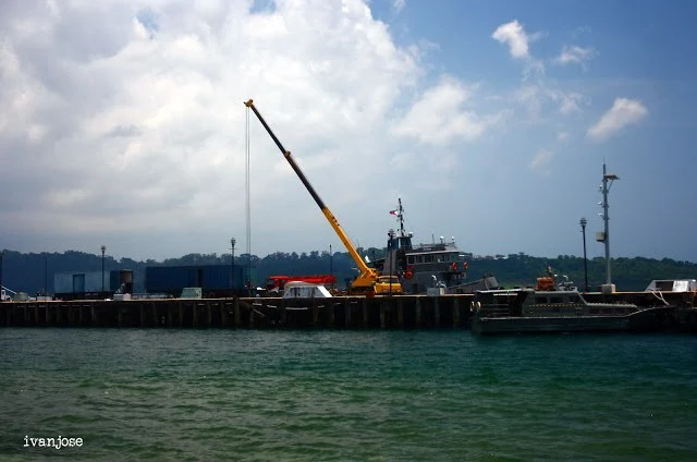 Tongkang yang kami lihat dari feri, pergi ke resor Pulau Grande